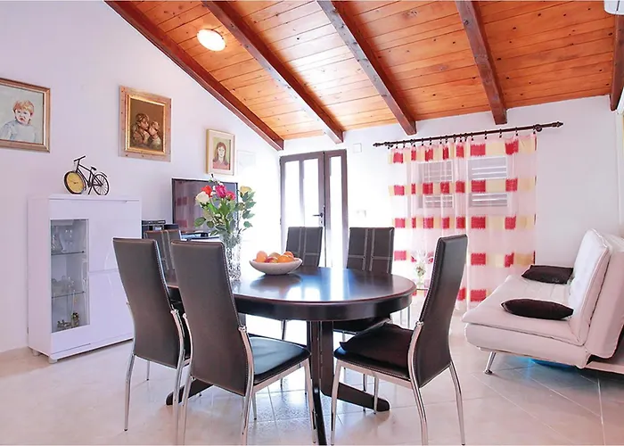 בית נופש Four-bedroom 03 וולה לוקה