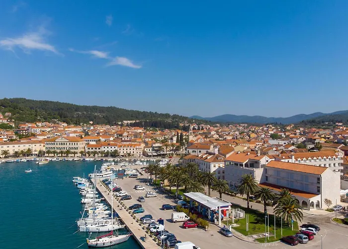 בית נופש Four-bedroom 03 וולה לוקה